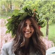 Laureata in mediazione linguistica, iscritta alla magistrale in Italiano per insegnamento a stranieri aiuta con l'italiano